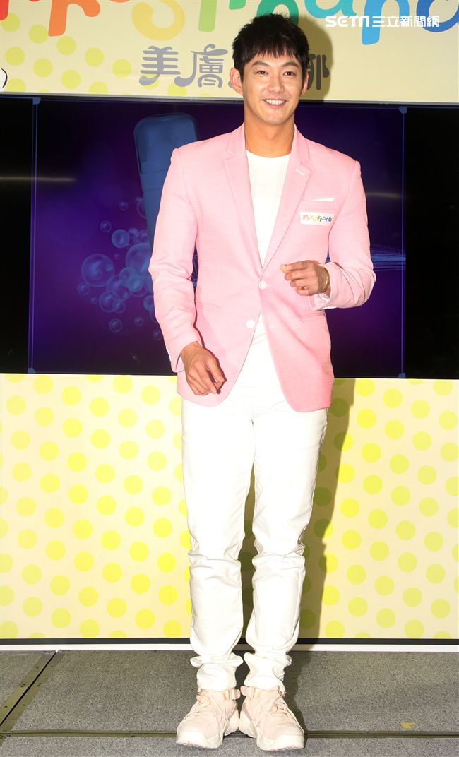 威廉在情人節當天分享如何為情人保養肌膚。（記者邱榮吉/攝影）