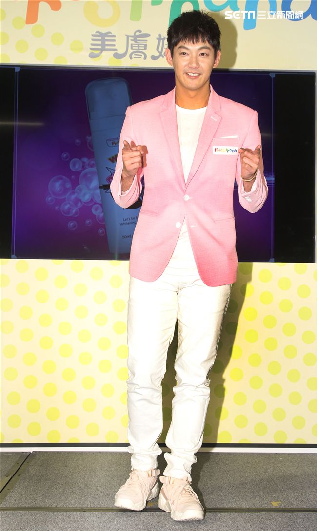 威廉在情人節當天分享如何為情人保養肌膚。（記者邱榮吉/攝影）