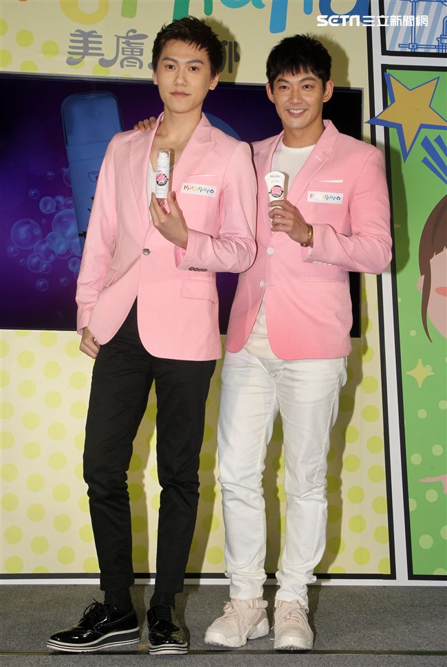 威廉、邱翊橙（毛弟）在情人節當天分享如何為情人保養肌膚。（記者邱榮吉/攝影）