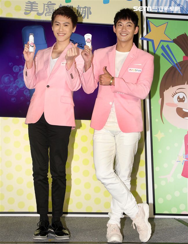 威廉、邱翊橙（毛弟）在情人節當天分享如何為情人保養肌膚。（記者邱榮吉/攝影）