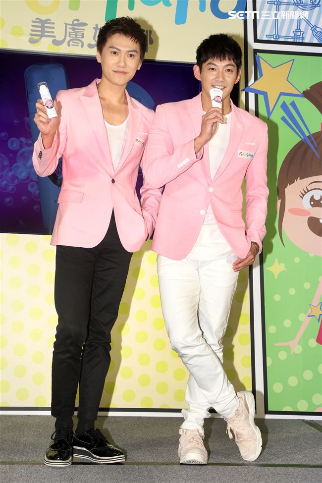 威廉、邱翊橙（毛弟）在情人節當天分享如何為情人保養肌膚。（記者邱榮吉/攝影）