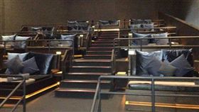 印度,電影院,消費者, ODDITY CENTRAL,叫床,雙人床,情侶,VIP包廂,觀眾,隔音　圖／Cinta Fitri臉書　https://goo.gl/ZvCCEN　ｈttps://goo.gl/YqZbpV