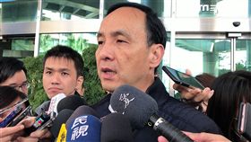 朱立倫前往北醫探視傷者後表示，交通部等主管機關應痛定思痛，嚴格執法才能遏止亂象（楊忠翰攝）