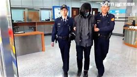 黃男尾隨陳姓前女友及其現任吳姓男友，還持刀砍傷左臉頰及左手臂，陳女前往派出所求援，警員迅速奪刀逮人（翻攝畫面）