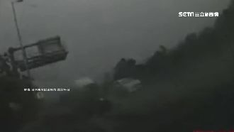 轎車失控飛越分隔島　害車180旋轉