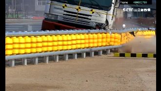 「滾輪」護欄吸收撞擊　遊覽車撞不翻