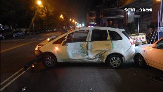 超車失控連3撞　大樓消防栓也遭撞飛