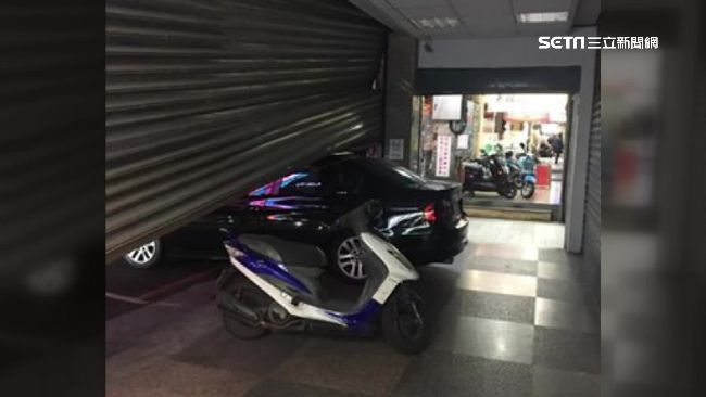 店員誤觸按鈕　鐵捲門重壓BMW