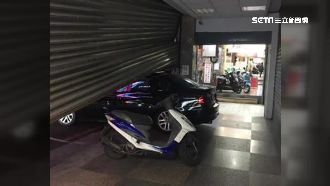 店員誤觸按鈕　鐵捲門重壓BMW