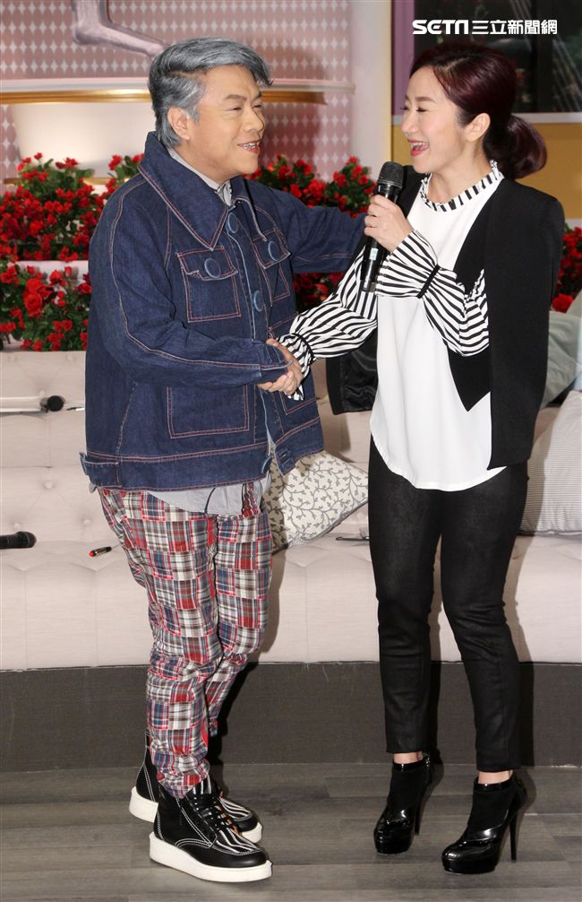 陶晶瑩主持新節目「女人234」錄影，好友來賓蔡康永到場加油打氣。（記者邱榮吉/攝影）