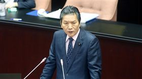 立法院院會29日處理公職人員選舉罷免法部分條文修正草案，親民黨立法院黨團總召李鴻鈞（圖）表示，罷免門檻過高，他認為降低到合理的門檻，絕對符合民意，同意在合理情況下降低門檻，但呼籲各政黨，罷免門檻降低後，罷免應合情合理合法，不要濫用，讓百姓檢視民意代表所需負的責任。中央社記者郭日曉攝  105年11月29日