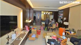 余男與林姓女友均遭通緝，兩人與賴女合租三重豪宅，分裝毒咖啡包販售牟利，警方登門查緝，一舉逮獲5名嫌犯（翻攝畫面）