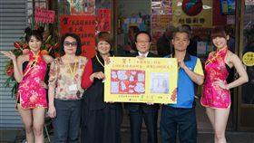 台中科技男刮中2千萬 誰都沒有說
台灣彩券15日公布「2,000萬開運發財金」頭獎中獎人
，是來自台中的科技業已婚男性，中獎後沒有告訴任何
人。（台彩提供）
中央社記者田裕斌傳真 106年2月15日