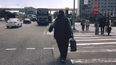 暖心路人幫忙綁鞋帶　媽媽暖到心坎裡