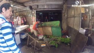 醉男翻桌大鬧市場　囂張譙警踹警車