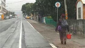 水桶奶奶的堅持 暖心女警讓她軟化台東80歲「水桶奶奶」常提水桶走10公里，女警擔心安危，跟在後面亦步亦趨，老奶奶拗不過女警，日前終於答應搭公車回家。（警方提供）/中央社
（警方提供）