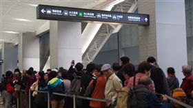 機場捷運開放民眾試乘，排隊人潮滿（圖／記者馮珮汶攝）