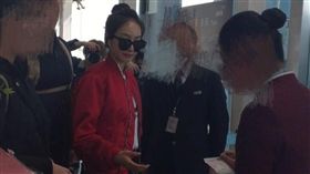 ▲宋茜昨（15）日搭機，登機證卻被撕壞，讓她當場愣住反應很。（圖／翻攝自八組兔區每日爆料微博）
