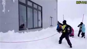 大人小孩日本玩雪狂砸房子玻璃／爆料公社