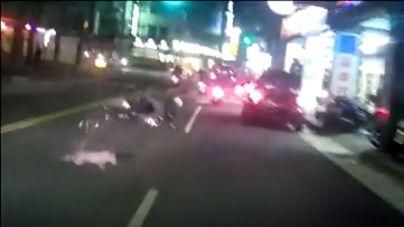 穿越時空？「喵星人」害騎士摔車