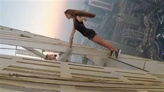 辣模涉險高樓懸空　零防護只靠一隻手