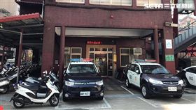 台北市萬華分局漢中所蕭姓警員查驗王男駕照後發現已過期，遂對他開出無照駕駛的錯誤罰單（楊忠翰攝）