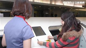 民眾試乘機場捷運,排隊, 圖／記者林敬旻攝