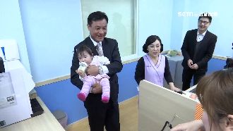 立院托嬰中心揭牌　蘇嘉全抱娃超緊張