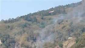 台7線山林火警　空勤總隊馳援
桃園市復興區台7線19.5公里處，16日傳出山坡旁的樹林燃燒起火，消防局請求空勤總隊調派直升機救援，至於意外發生主因，仍待警方進一步調查。（消防局提供）
中央社記者邱俊欽桃園傳真　106年2月16日