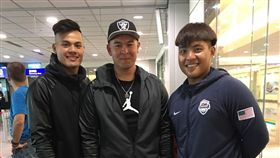 張育成（左起）、陳品學、朱立人返美準備春訓（圖／陳品學提供）