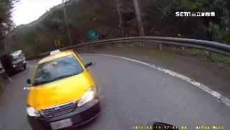 小黃逆向跨雙黃線　騎士緊煞險遭撞