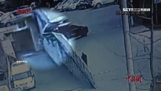 遭撞落3米斜坡　陸母肉身護子阻車壓