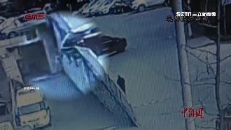 遭撞落3米斜坡　陸母肉身護子阻車壓