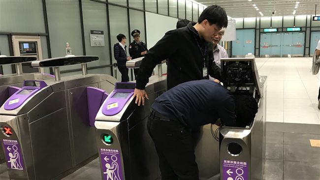 試乘首日就GG！一航廈站閘門被撞壞