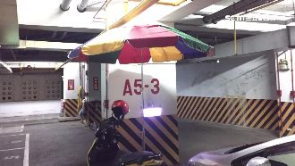 地下室停車撐陽傘　竟因滴水鏽蝕車