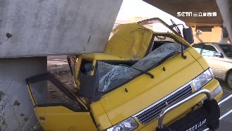 娃娃車遭撞車體變形　學童受驚嚇大哭