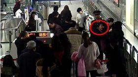 中國大陸,大媽,地鐵,安檢,插隊
圖／翻攝自新浪網