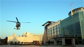 精實應變能力 直升機試降博愛營區
國防部17日表示，國軍為精實戰備任務訓練及緊急應變
能力，上午派遣空軍S-70C型機、陸軍UH-60M型機各1架
次，於博愛營區執行試降任務。
（軍聞社提供）／中央社