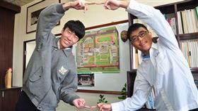 戀愛親情激勵　宜中2學子學測滿級分
106學年度大學學測成績16日公布。國立宜蘭高中學生
黃奕鈞（左）因有愛情力量，拿下75滿級分；同校學生
魏駿宇（右）因不想讓已去世的母親丟臉，也努力拿下
滿級分。/中央社