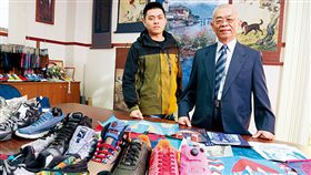 林中舜（右）父子背後的「畫作」，全是以大提花機織成的織畫，其技術與前方Nike、Adidas等提花鞋面異曲同工。（圖／駱裕隆攝影／商業周刊）