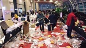 陸客亂丟免稅品包裝紙　南韓濟州島機場成垃圾場　圖／翻攝自微博