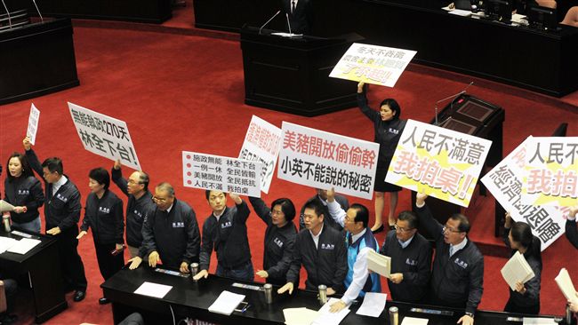 拍桌嗆聲　藍黨團要林全、賀陳旦下台