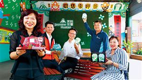 顧碧琪(左1)不忍故鄉美名斷送在自己這一代手裡，她在質疑聲中帶領農友轉型，扭轉長年被遊客路過的境況。（圖／楊文財攝影／商業周刊）