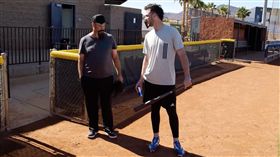 Kris Bryant合作廠商拍廣告，不料卻被Greg Maddux整（圖／翻攝自YouTube）