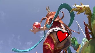 燈會花燈大胸、露底褲　網友好害羞！