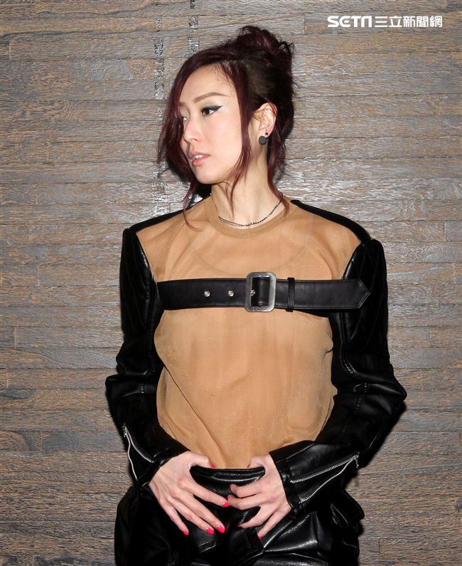 鄭秀文的「裸」與媒體面對面。（記者邱榮吉/攝影）