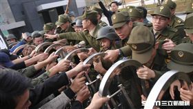 軍人包圍國防部,反年金改革,（圖／記者林敬旻攝影）