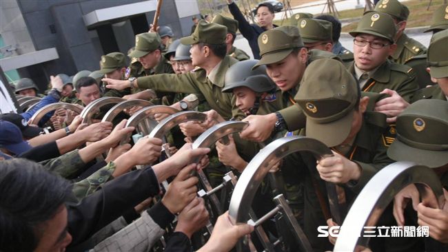 退伍軍人抗議年改　國防部大門被推壞