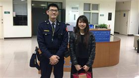 台警日語有練過　櫻花妹找回手機（2）
來台旅遊的日本女子（右）將手機遺失在計程車上，除了熱心「運匠」將手機送到派出所外，員警陳柏維（左）也利用手機與LINE，用日文與失主的朋友緊急聯繫。當櫻花妹拿回手機時，臉上都笑了。
（桃園警方提供）
中央社記者邱俊欽桃園傳真　106年2月17日