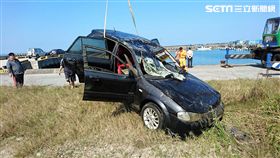 梁姓車主因一時尿急下車解放，卻忘拉手煞車導致車輛墜海，兩週後車輛漏油才被發現（翻攝畫面）